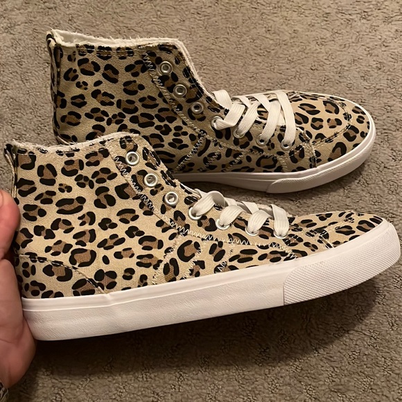 Leopard print canvas sneaker - Picture 1 of 3